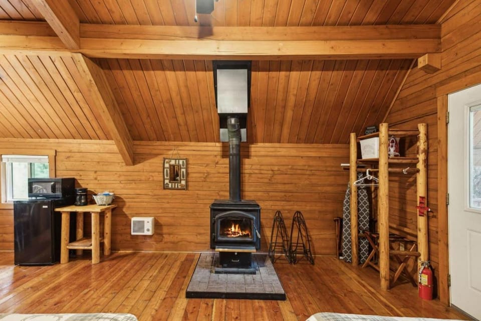 Lost Horse Lodge Double Queen Cabin 21 Cabin in Idaho