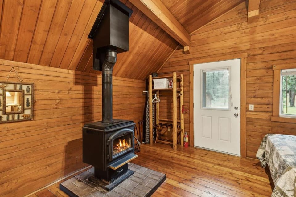 Lost Horse Lodge Double Queen Cabin 16 - PetsOK Cabin in Idaho