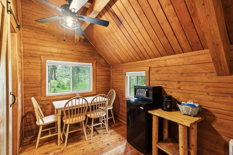 Lost Horse Lodge Double Queen Cabin 16 - PetsOK Cabin in Idaho