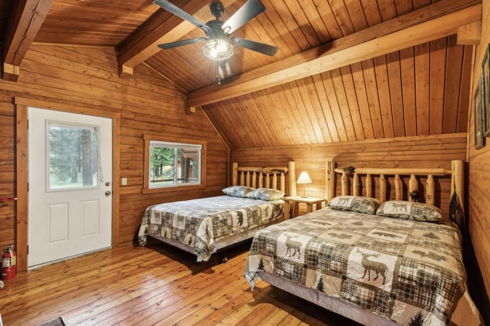 Lost Horse Lodge Double Queen Cabin 13 Cabin in Idaho