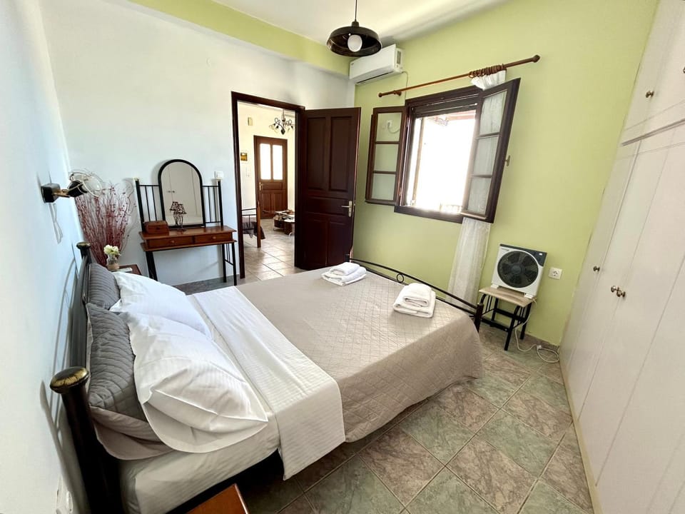 Bed, Photo of the whole room, Bedroom, towels, wardrobe, air conditioner
