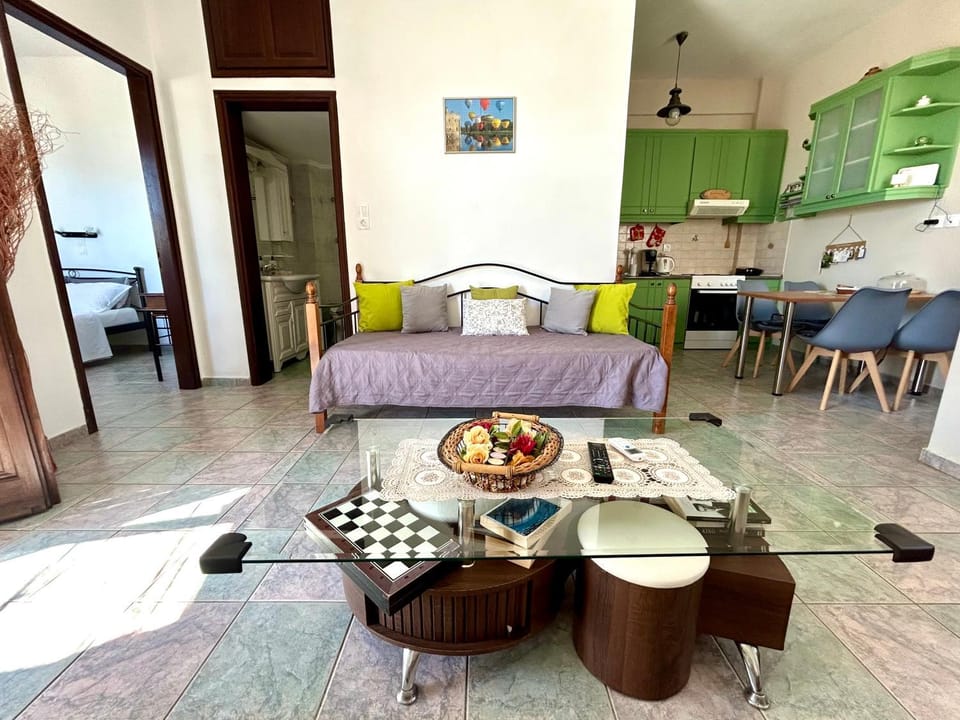 Kitchen or kitchenette, Living room, Seating area, Dining area, stove