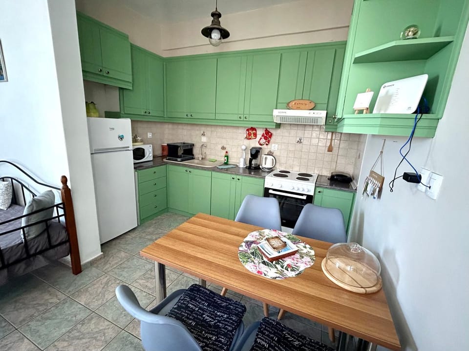 Coffee/tea facilities, Kitchen or kitchenette, Dining area, oven, stove