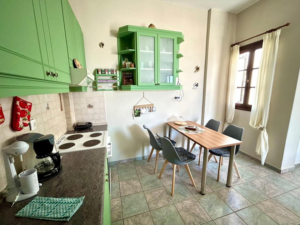 Kitchen or kitchenette, Dining area, stove