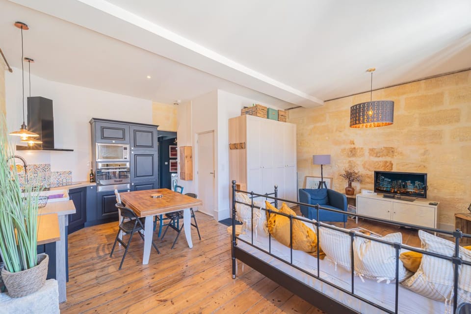 Bed, TV and multimedia, Kitchen or kitchenette, Living room, Photo of the whole room, Dining area