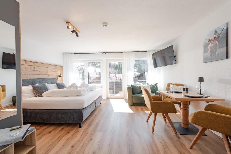 Bed, Seating area, Dining area, Bedroom