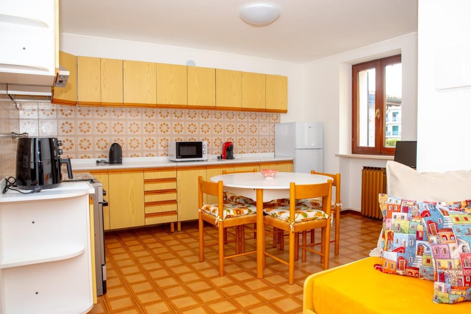Kitchen or kitchenette, Dining area, microwave