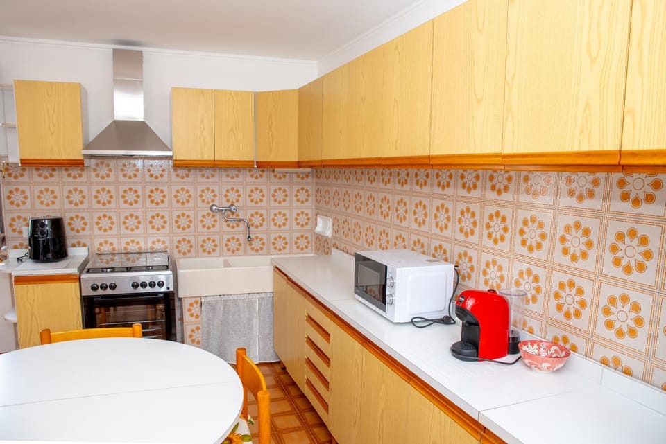 Coffee/tea facilities, Kitchen or kitchenette, Dining area, microwave, oven, stove, toaster