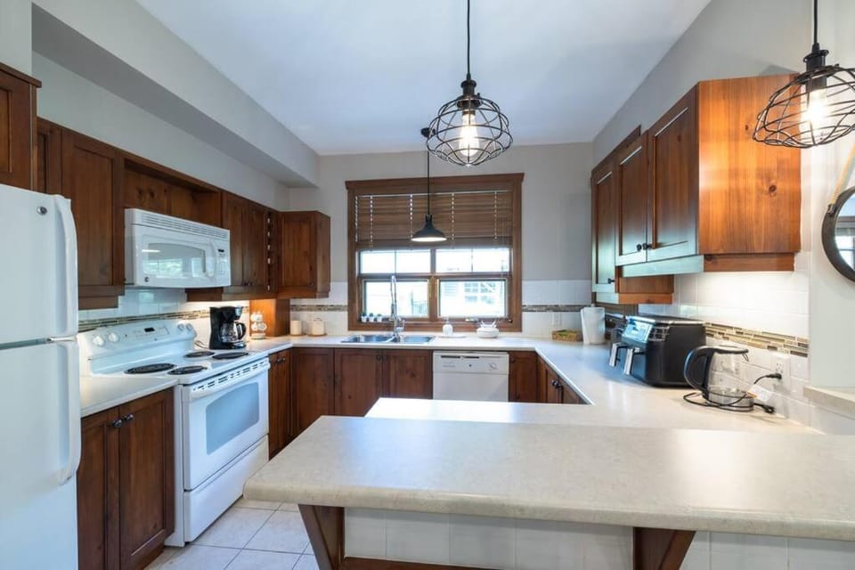 Les Eaux Tremblant - Luxury Chalet with Pool & Spa and AC Apartment in Mont-Tremblant