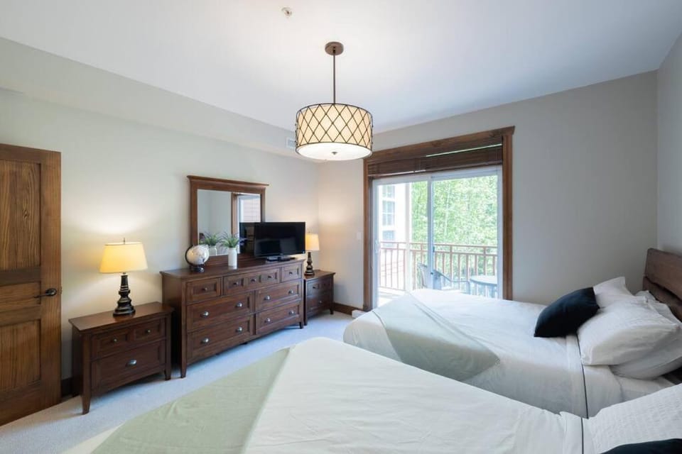 Les Eaux Tremblant - Luxury Chalet with Pool & Spa and AC Apartment in Mont-Tremblant