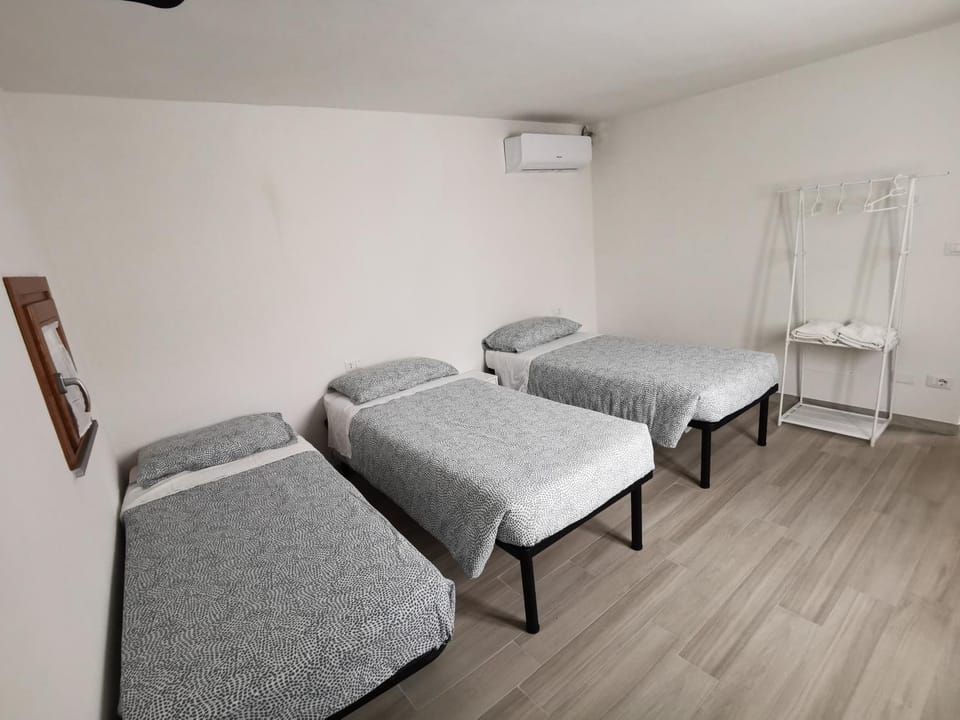 Bed, Photo of the whole room, air conditioner