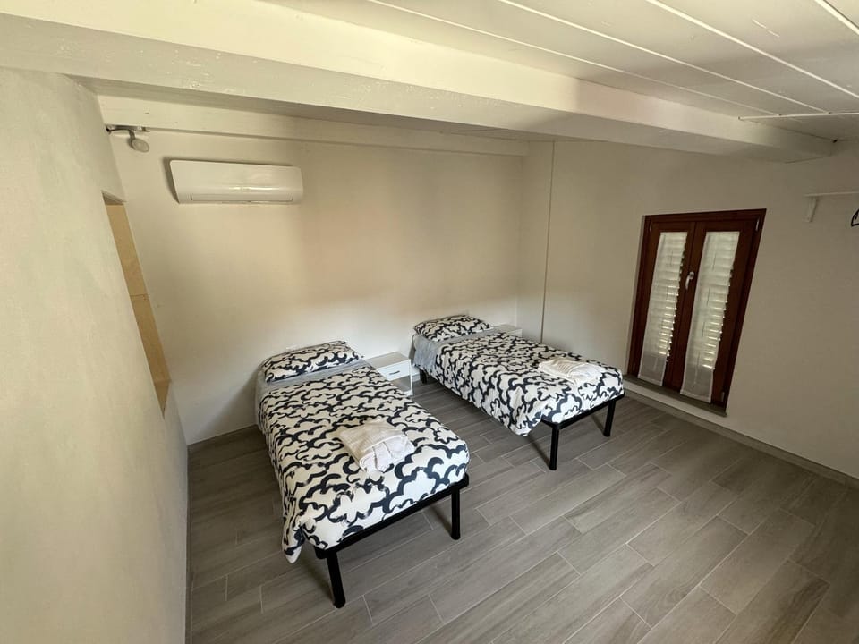 Bed, Photo of the whole room, Bedroom, air conditioner
