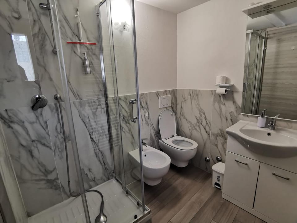 Shower, Toilet, bidet