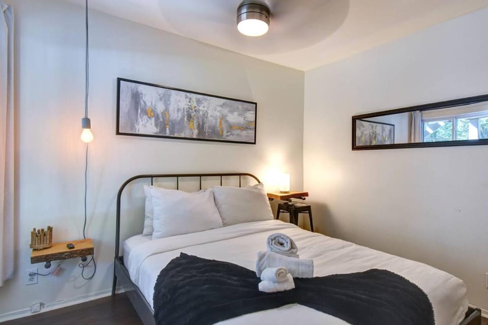 Cozy Lodge in the Mont Tremblant Ski Village Apartment in Mont-Tremblant