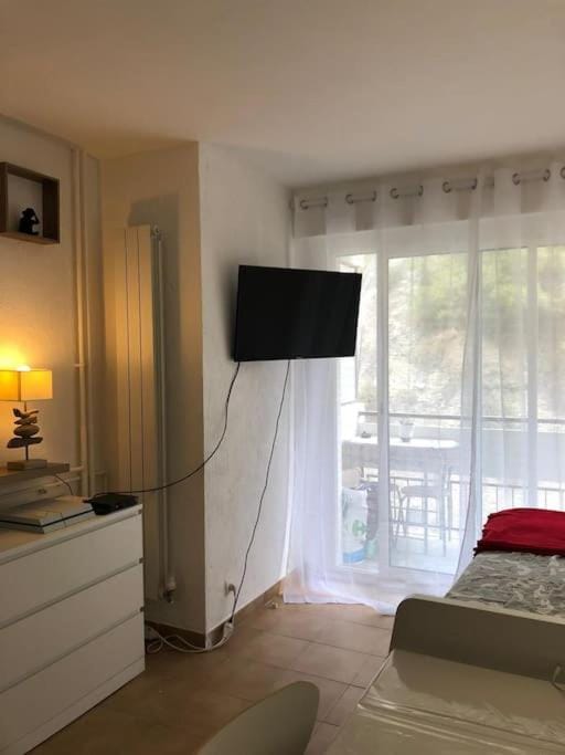 Bed, TV and multimedia, Living room