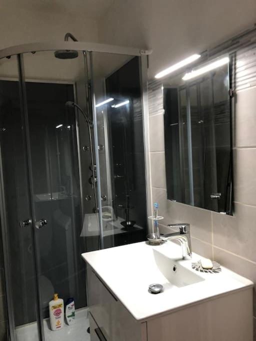 Shower, Bathroom, towels
