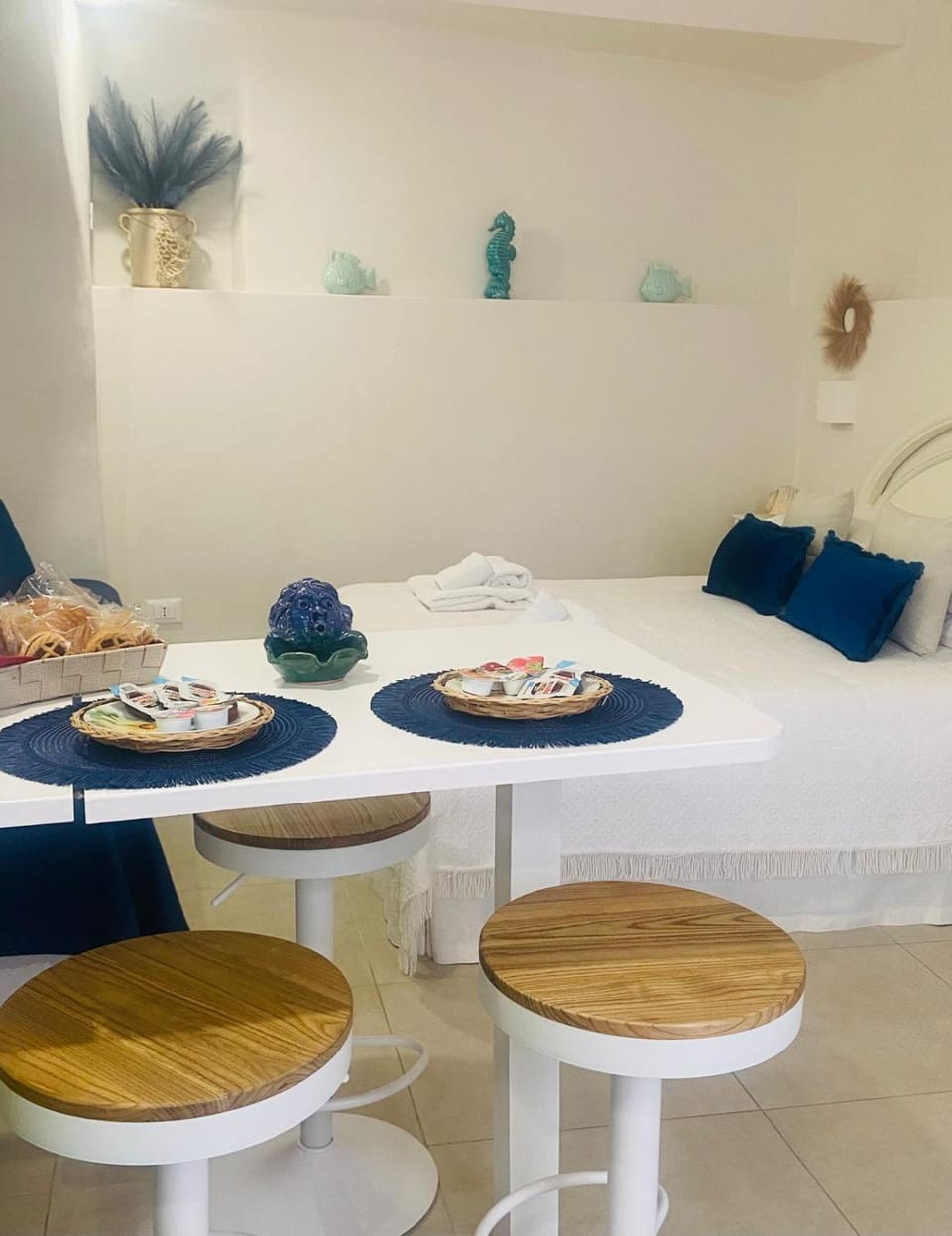 Living room, Food and drinks, Seating area, Dining area