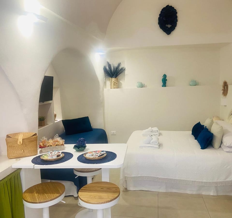 Bed, Living room, Photo of the whole room, Seating area, Bedroom, towels