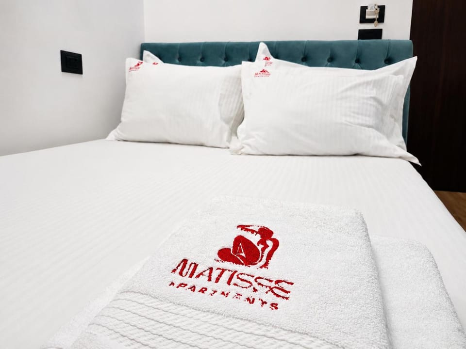 Bed, towels