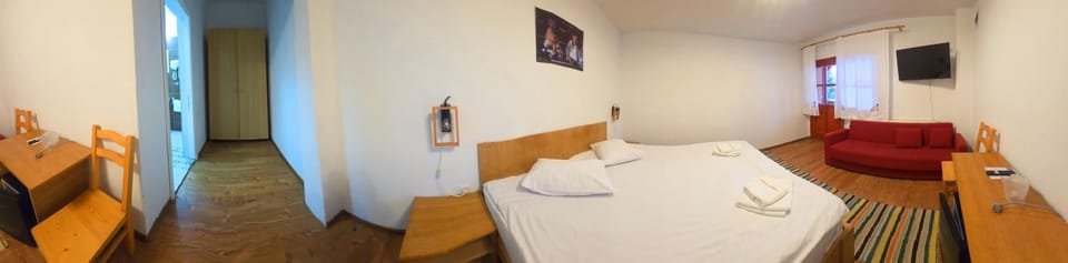 Bed, TV and multimedia, Photo of the whole room, Bedroom