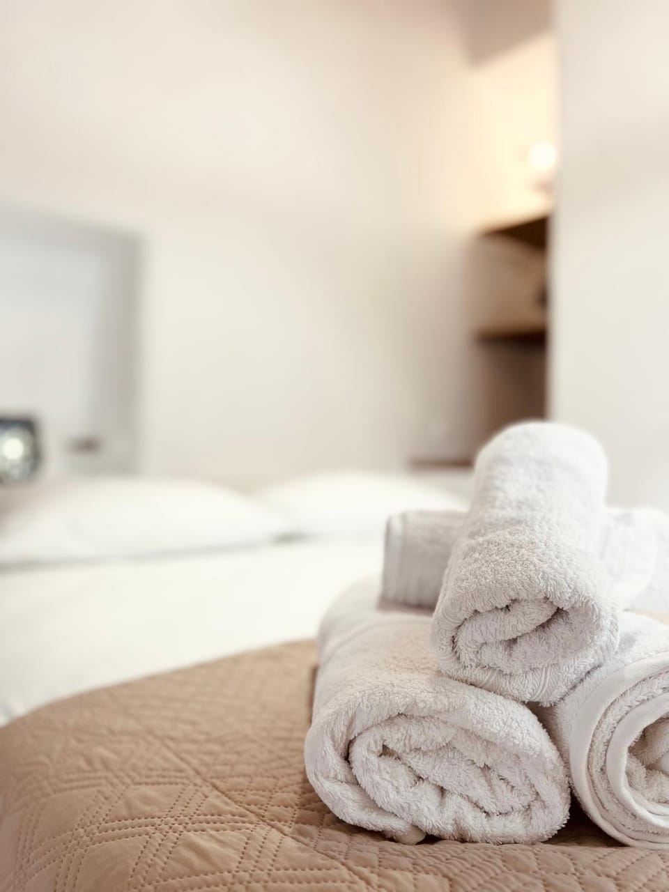 Bed, Bedroom, towels