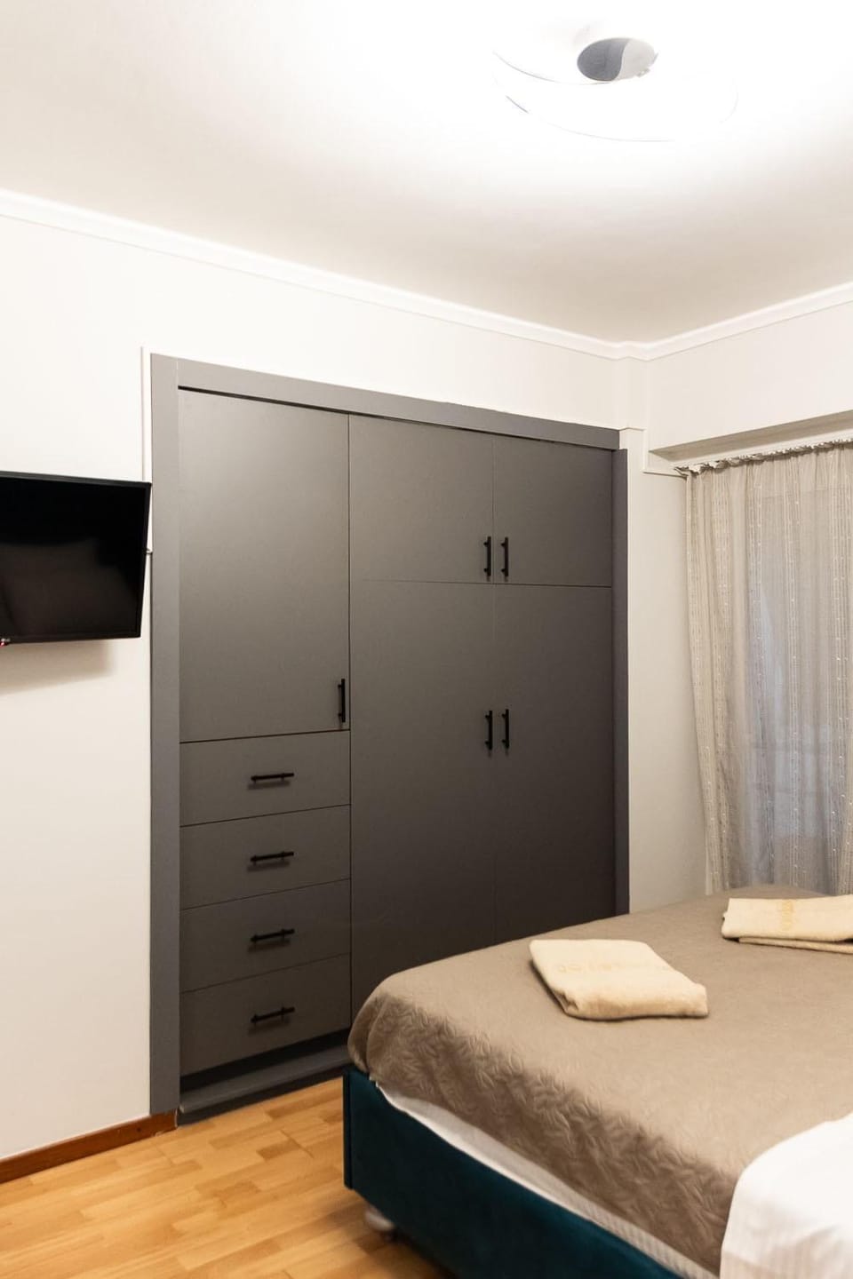 Bed, TV and multimedia, Photo of the whole room, Bedroom, wardrobe