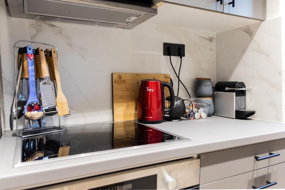 Coffee/tea facilities, Kitchen or kitchenette, stove