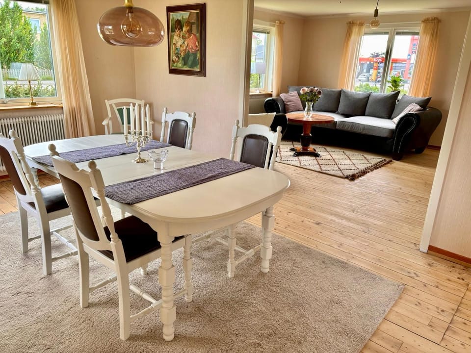 Living room, Dining area