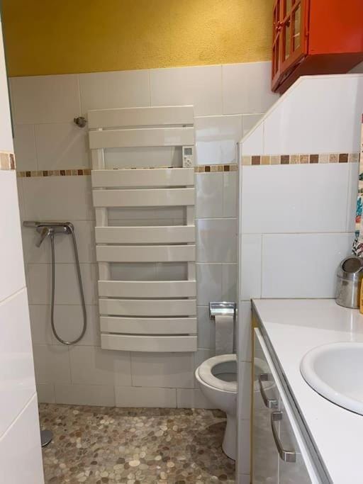 Hostel world -sharehouse-la girelle- Backpackers Apartment in Marseille