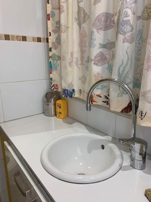 Hostel world -sharehouse-la girelle- Backpackers Apartment in Marseille