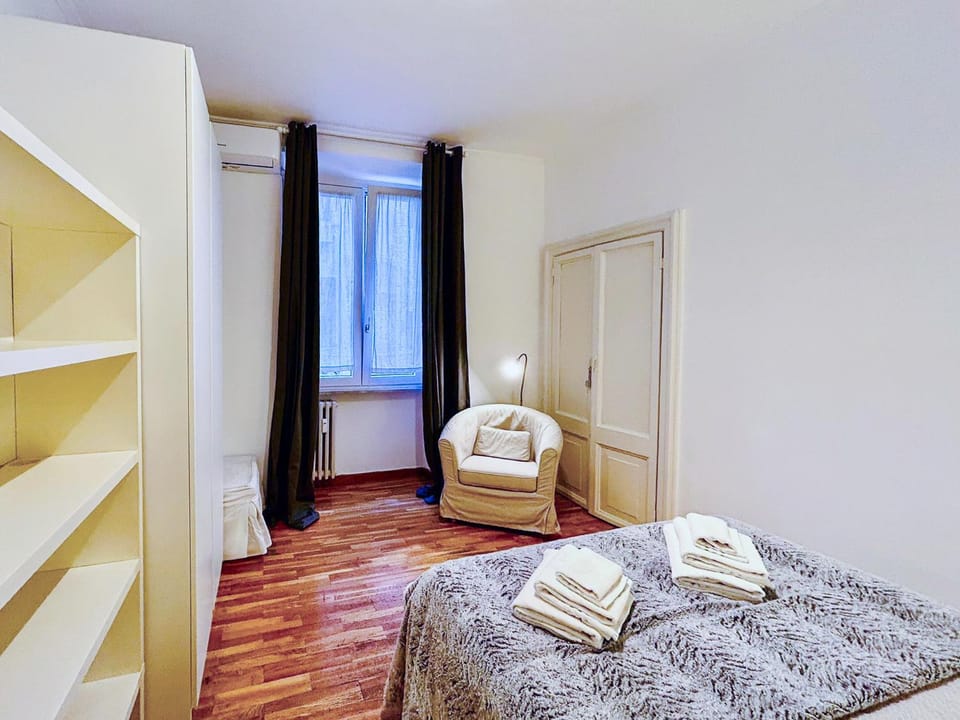 Photo of the whole room, Bedroom, wardrobe