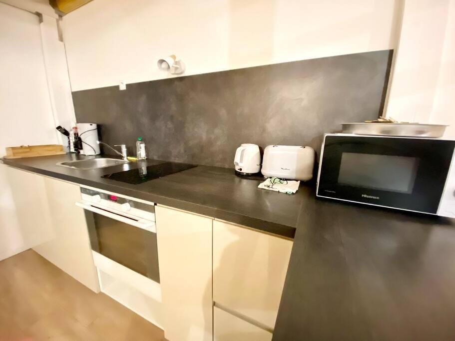 Coffee/tea facilities, Kitchen or kitchenette, oven, stove, toaster