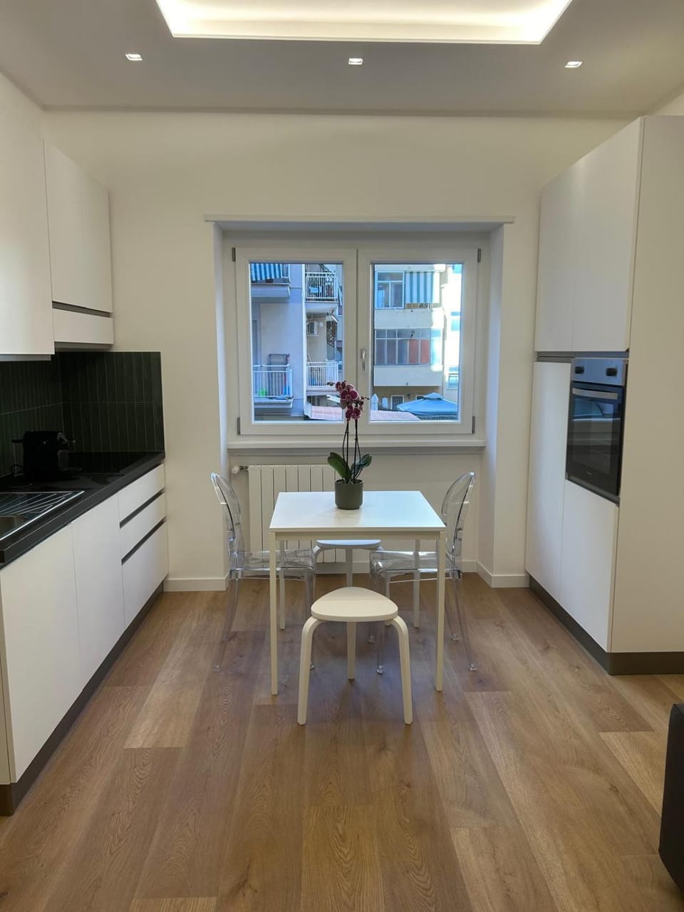 Kitchen or kitchenette, Dining area, oven, stove