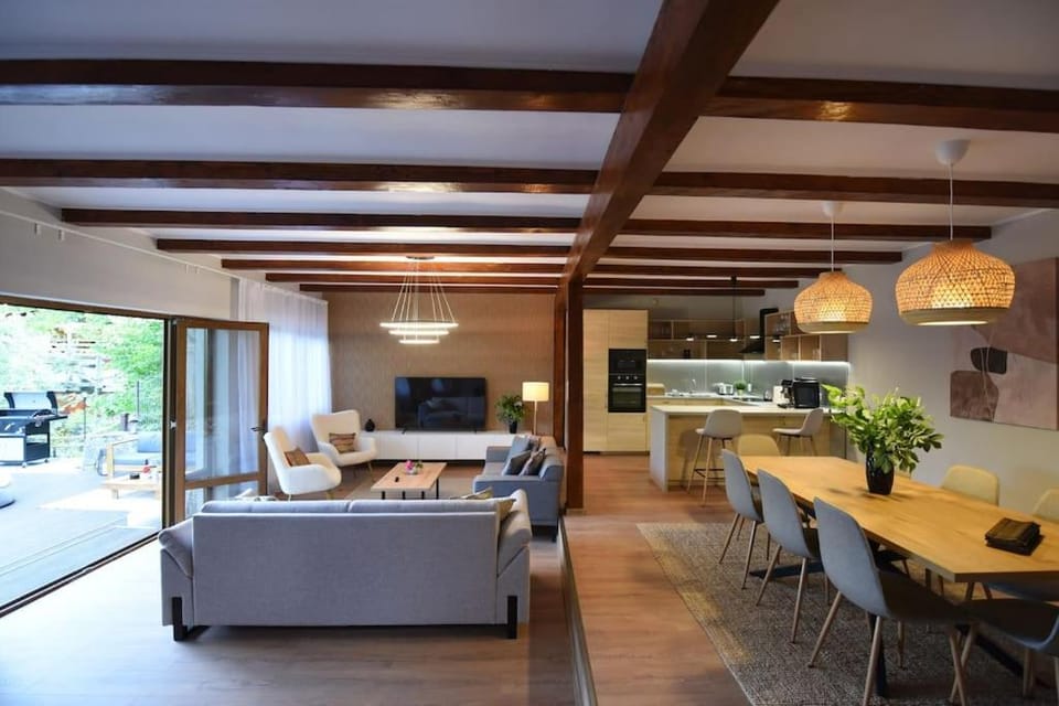 Kitchen or kitchenette, Living room, Seating area, Dining area