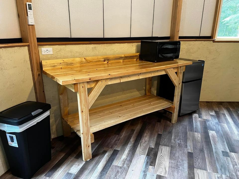 Kitchen or kitchenette, minibar