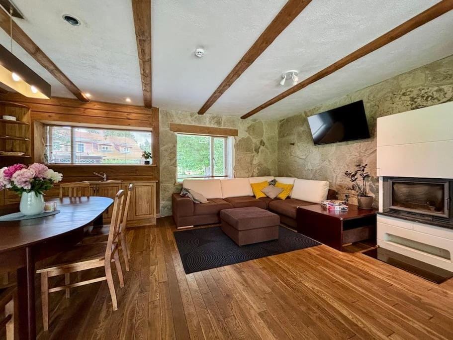 Communal lounge/ TV room, TV and multimedia, Living room, Seating area, Dining area, Evening entertainment