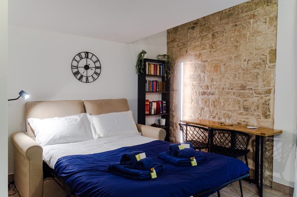 Bed, Living room, Photo of the whole room, Seating area