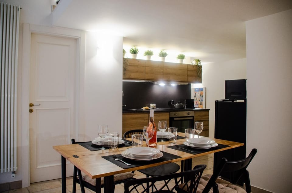 Kitchen or kitchenette, Dining area