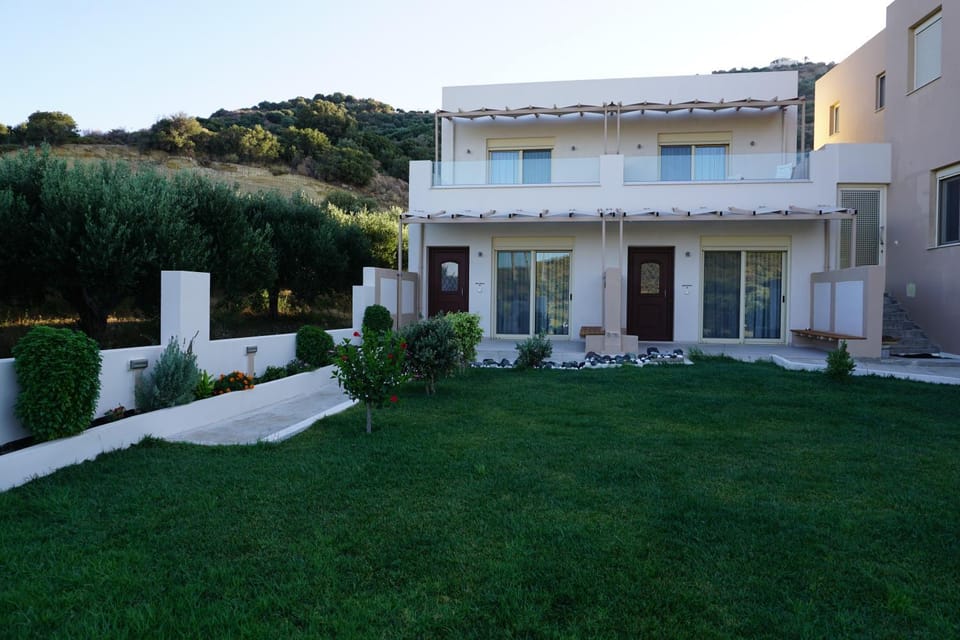 Property building, Patio, Facade/entrance, Garden, Balcony/Terrace, Balcony/Terrace