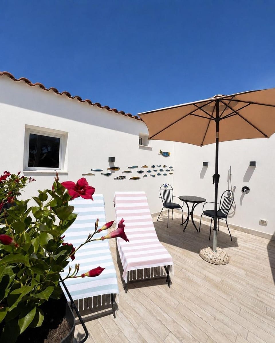 Shower, Balcony/Terrace, Decorative detail, sunbed
