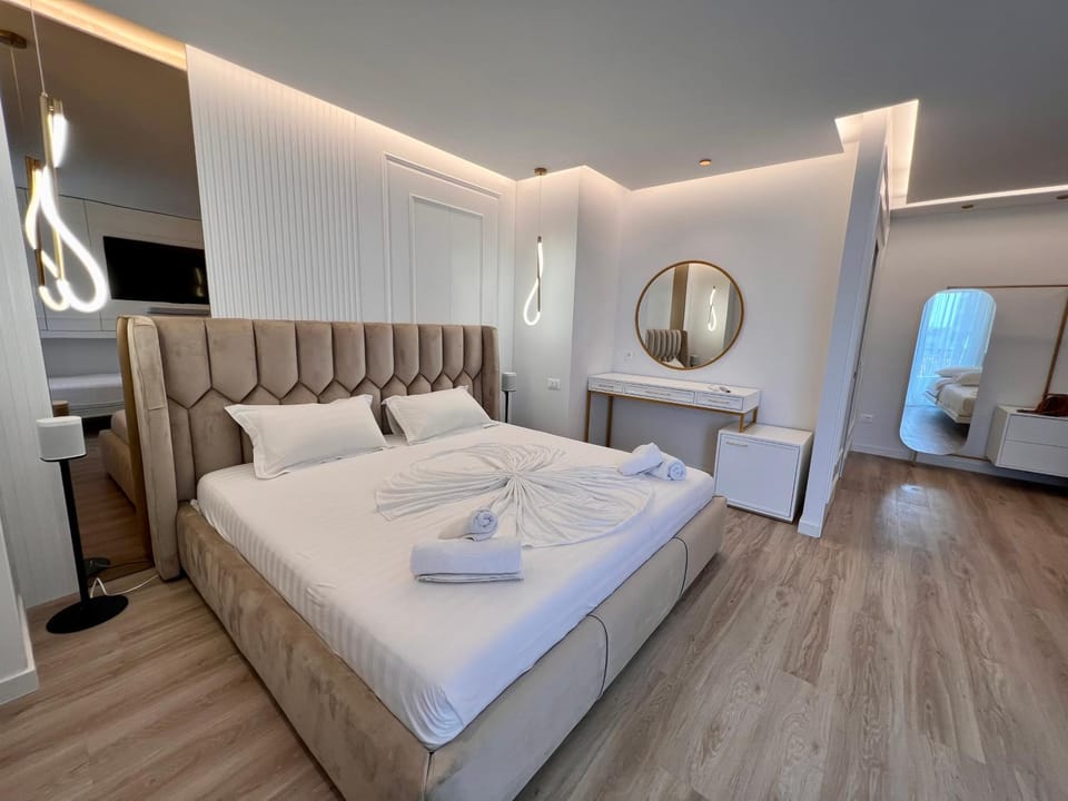 Bed, Photo of the whole room, Bedroom, towels