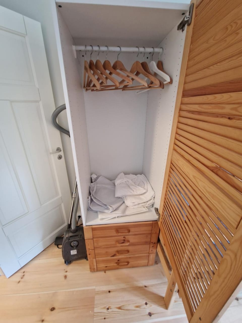 towels, wardrobe