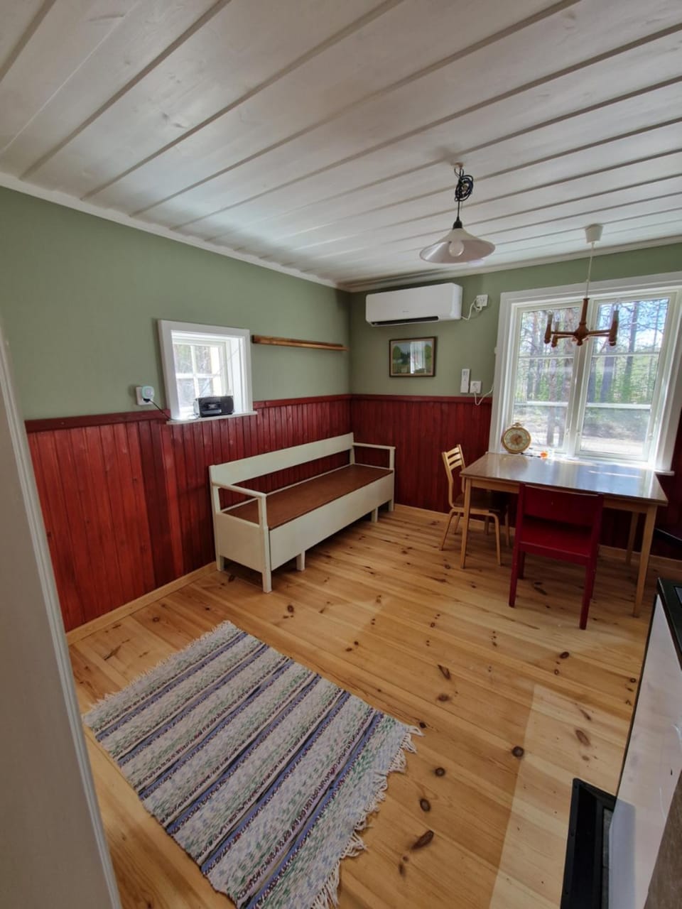 Photo of the whole room, Dining area