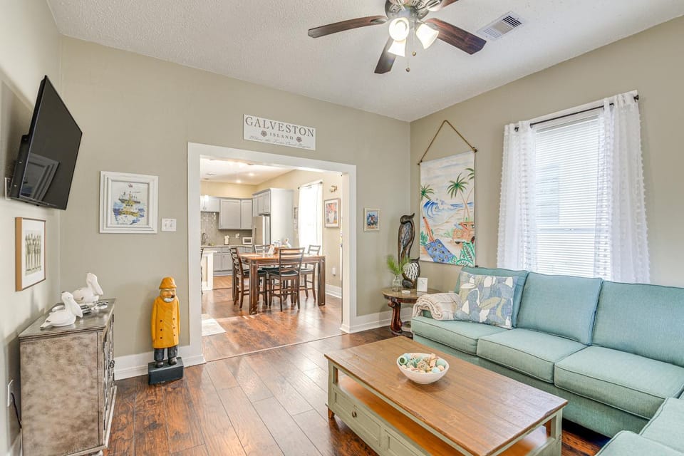 1/2 Mi to Seawall! Family Home w/ Furnished Patio House in Galveston Island
