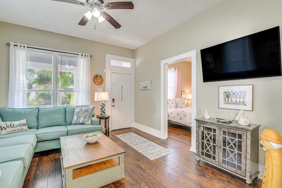 1/2 Mi to Seawall! Family Home w/ Furnished Patio House in Galveston Island