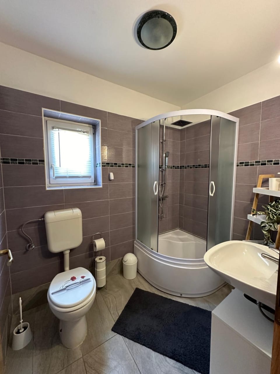 Shower, Toilet, Bathroom, towels