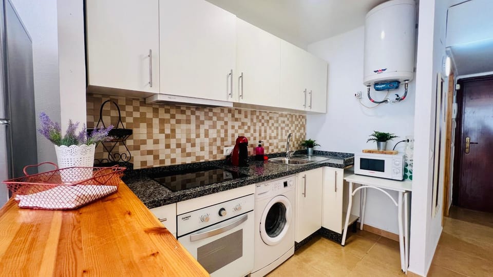 Kitchen or kitchenette, oven, pet friendly, stove, toaster, washing machine