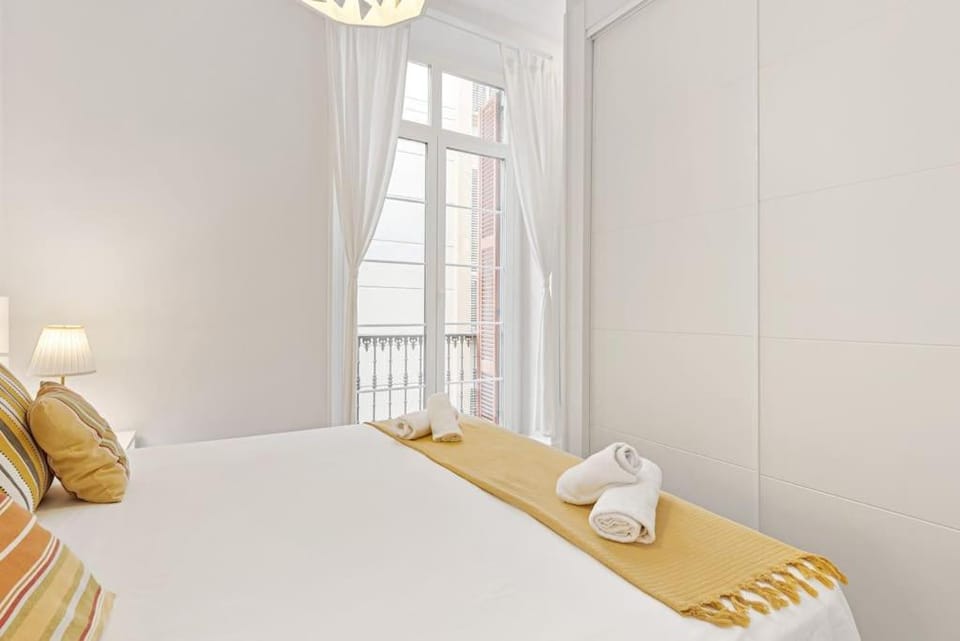 Bed, Photo of the whole room, Bedroom