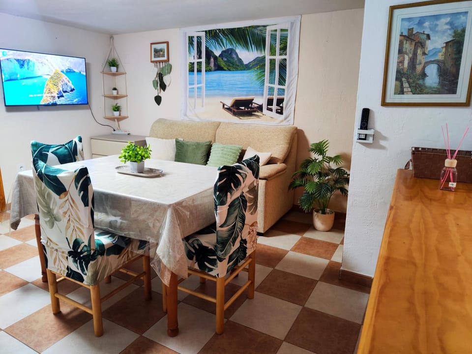 TV and multimedia, Living room, Seating area, Dining area