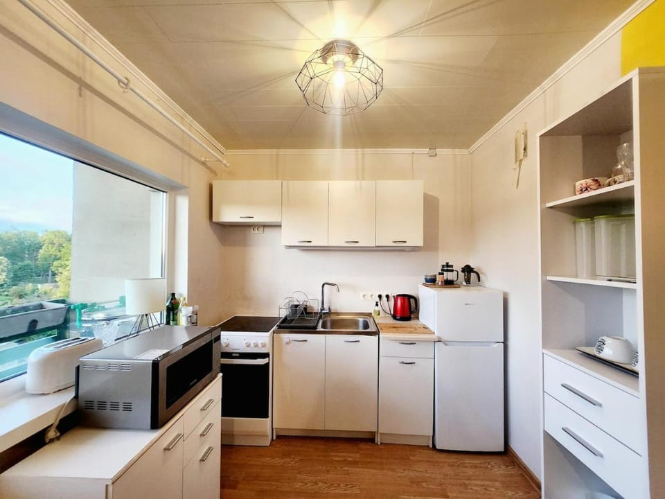Coffee/tea facilities, Kitchen or kitchenette, microwave, oven, stove, toaster